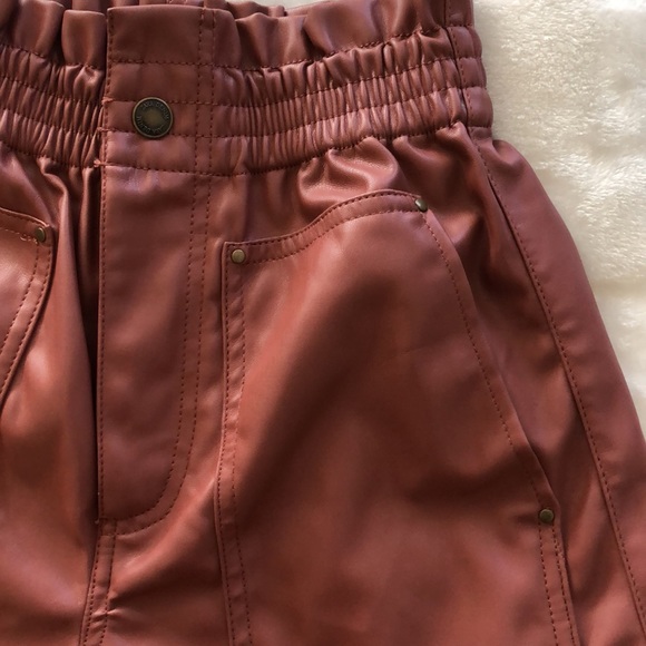 Zara high rise faux leather shorts - Picture 4 of 11